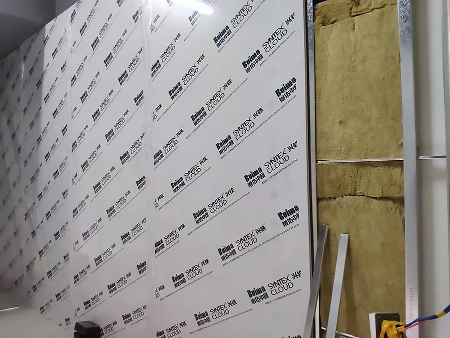 機房墻板安裝現場圖.jpg undefined